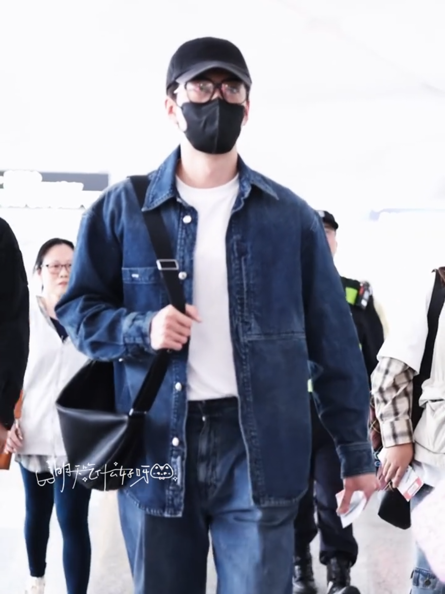 Em bé ra sân bay về với bố nào Hẹn 30.10 nha chị em #airport #Chenxingxu #TrầnTinhHúc #cute #cụccưng #Home #handsome 