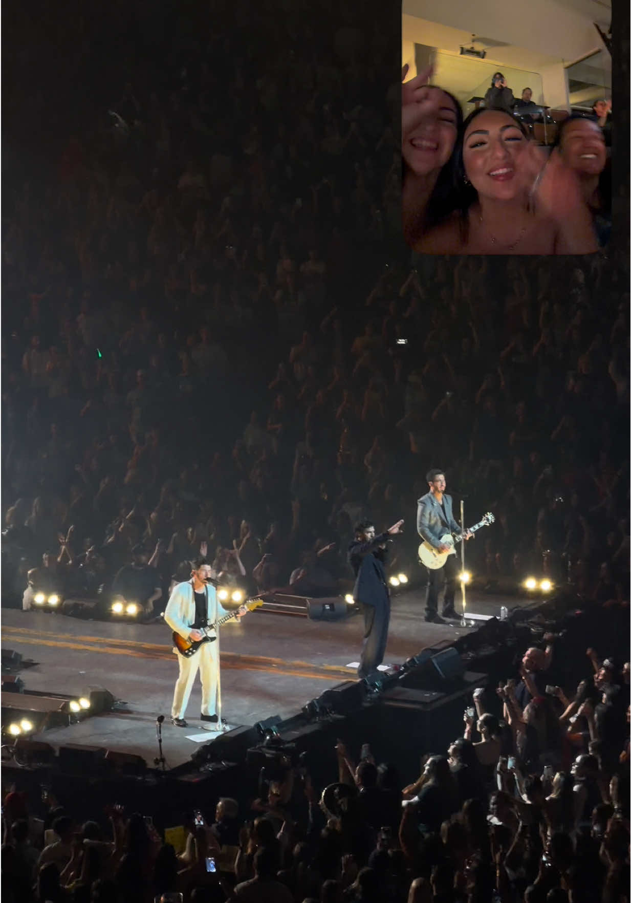 @apple THANK YOU FOR DUAL CAPTURE !!!! @Jonas Brothers @Michelle @Lcast71  #apple #dualcapture #jonasbrothers #jonasbrothersconcert #jonasbrotherstour 