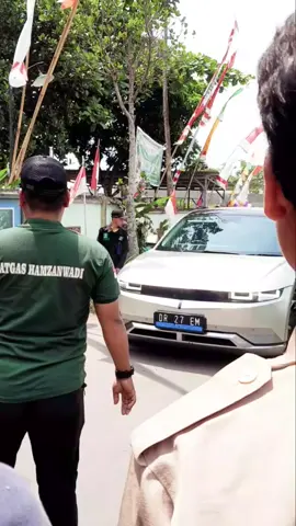 Detik-detik kehadiran TGB di lokasi pengajian akbar dalam rangka HULTAH KE-22 Pondok Pesantren Darul Mujahidin NWDI Pringgasela, Lombok Timur tadi pagi.