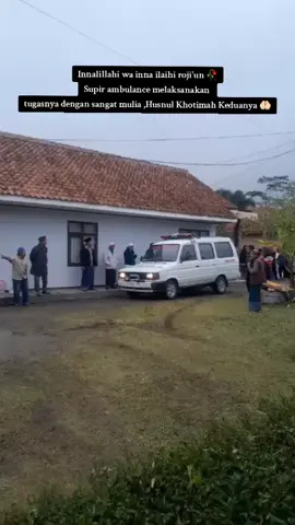 Supir Ambulance yang mengantarkan jenazah dari rshs bandung ke kampungku dan kebetulan satu kampung bersama almarhumah juga,tidak ada yang menyangka setibanya di kediaman almarhumah beliau ikut menyusul pergi dan menyelesaikan tugas dengan sangat sangat Mulia,sangat besar pahala yang beliau dapat .Sungguh kematian hanyalah rahasia Allah 🥀 Semoga Husnul Khotimah untuk keduanya 🤲🏻 Diberi ketabahan untuk keluarga yg ditinggalkan 🤗 #fypage #berandatiktok #husnulkhotimah #supirambulance 