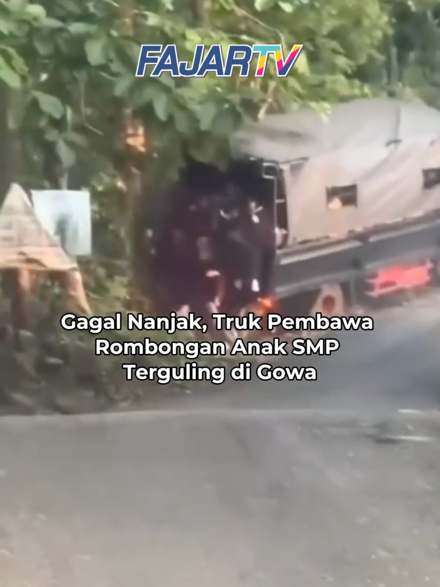 Sebuah truk yang mengangkut rombongan siswa SMP terlibat kecelakaan di Kabupaten Gowa, Sulawesi Selatan. Insiden itu terjadi di Dusun Bollangi, Desa Timbuseng, Kecamatan Pattallassang, pada Jumat (25/10) sekitar pukul 16.00 Wita. Truk yang membawa para pelajar tersebut dilaporkan gagal menanjak saat melintas di jalur menanjak, hingga akhirnya mundur dan terguling. Akibat peristiwa itu, dua siswa mengalami luka dan langsung mendapatkan perawatan. Kasat Lantas Polres Gowa, AKP M. Muaz, membenarkan kejadian tersebut dan menyampaikan bahwa petugas telah turun ke lokasi untuk melakukan olah tempat kejadian perkara serta memastikan kondisi para korban. #fyppppppppppppppppppppppp #fyp #fy #munculberanda #fyyyyyyyyyyyyyyyy #viral #fypage #beritatiktok #beritaviral #beritahariini #fypシ゚ #viraltiktok #makassarinfo #makassar #kecelakaan