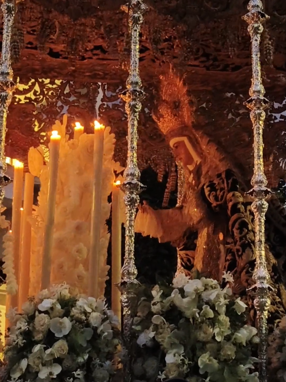 La Esperanza de Triana llegando a la capilla de la Estrella  #misionesperanza #sevilla #historico #triana #palio 