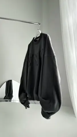 Mùa này chỉ cần một chiếc sweater xám là đủ — ấm áp, thời trang, và cực cuốn.”#aonu #aosweater #aothun #thoitrangnu #LearnOnTikTok 