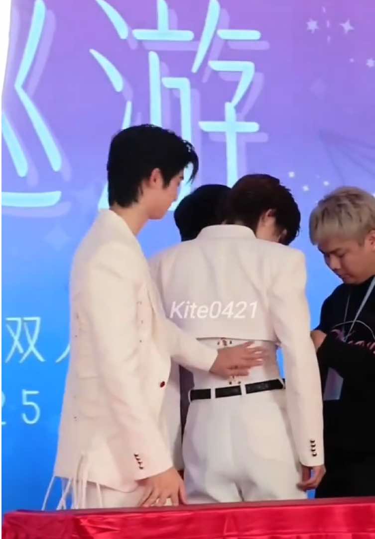 ระบบอัตโนมือ สารวัตรธีร์ทำงานไวมากถ้าถอดสูทคลุมน้องกิ๊งได้ถอดไปแล้ว หวงอยู่อย่าง 😌🦊🍓 X. @ Kite0421 #thomaskong #โทมัสก้อง #tthomastc #kongjiro #ThomasKongFansignInChangsha