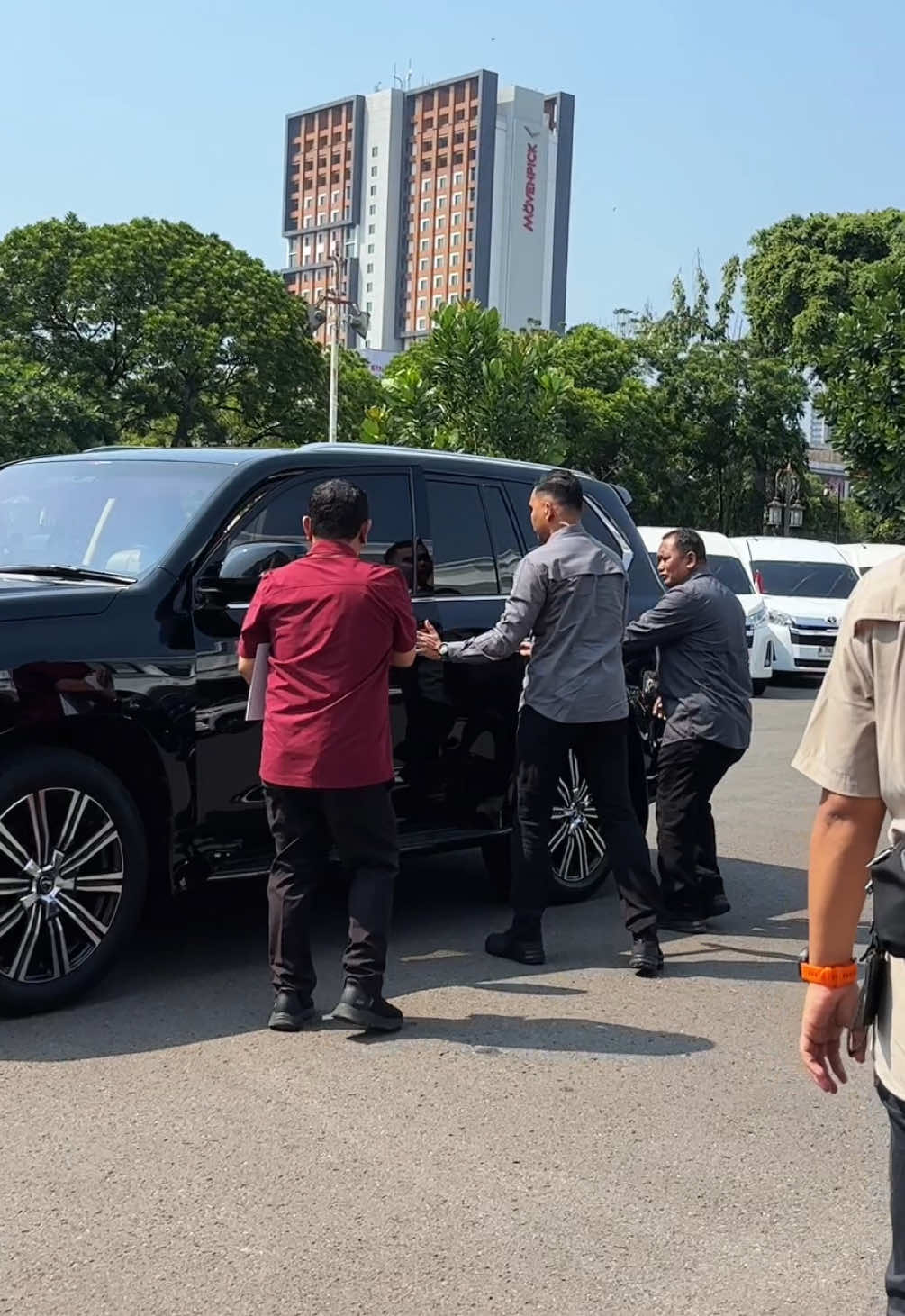 Salfok sama pengawal dan ajudannya Opung Luhut, ditambah outfitnya yg bikin jadi keliatan gagah dan sigap bangett😭🔥✨🙌 #luhutpanjaitan #dewanekonominasional #viral #fyp #kemejatactical 