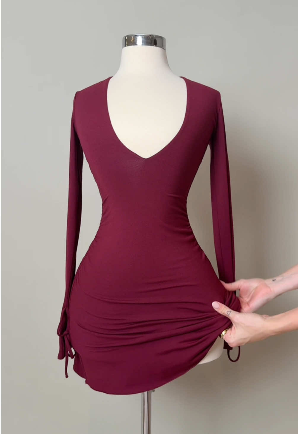 It’s the colour of the season, pass us anything in wine 🍷  🔎Iskara mini dress  #ohpolly #ohpollydresses #burgundydresses #autumnfashion 