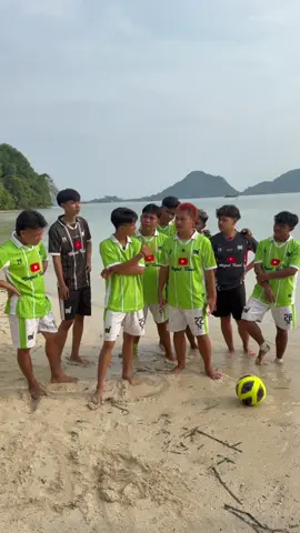 Membalas @yTTa Seru banget ternyata main bola di pantai, next kita lawan siapa lagi komen!! #fyp #bolapantai #cici #dola #id