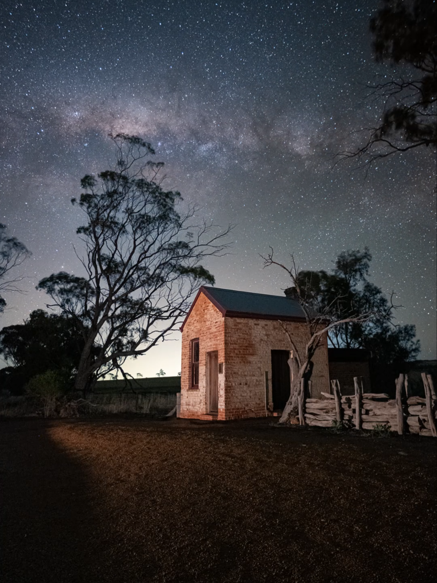 Once the heartbeat of a small Wheatbelt town, the Old Greenhills Bakery now watches the stars drift by in silence. 🍞🌌 Another night where the past meets the cosmos — the Milky Way setting behind this timeless landmark. Nikon Z30 YN 11mm f/1.8Z #astrophotography #milkyway  #westernaustralia #timelapse  #wheatbelt