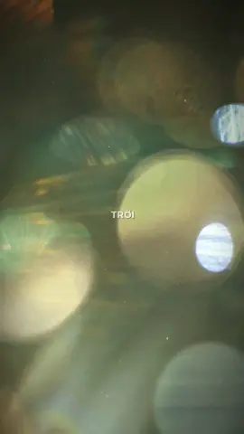 THƯƠNG THÌ Ở LẠI, KHÔNG THƯƠNG THÌ XEM NHƯ CHƯA TỪNG Đến tuổi này rồi, người ta chẳng còn muốn dây dưa với những thứ nửa vời. Thương thì bên nhau, không thương thì xem như chưa hiểu. Không cần gượng ép, không cần dằn vặt, cũng chẳng phải nặng lòng vì một lời xin lỗi hay một sự hời hợt thoáng qua. Cuộc sống vốn đã đủ mệt mỏi, ai cũng có những cuộc chiến riêng trong lòng. Nếu đã đến với nhau, thì hãy làm cho nhau nhẹ nhàng hơn một chút. Để mỗi lần gặp gỡ không phải là gánh nặng, để sự tồn tại của nhau trong đời không phải là điều khiến ta cảm thấy nghẹt thở. Còn nếu quá khó, nếu bên nhau chỉ là chuỗi ngày của dằn vặt và áp lực, thì xin phép được bỏ qua. Không phải vì vô tâm, mà vì đã đủ trưởng thành để hiểu rằng có những mối quan hệ, buông bỏ chính là cách tốt nhất để giữ lại sự bình yên cho chính mình.