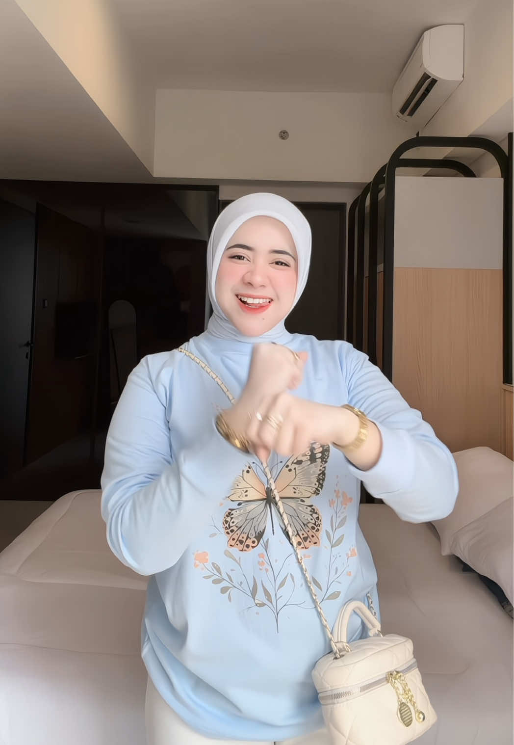 pake kaos biluuuu🦋🩵 #kaosoversize #kaoswanita #kaoslenganpanjang #kaosoversize #kaos 