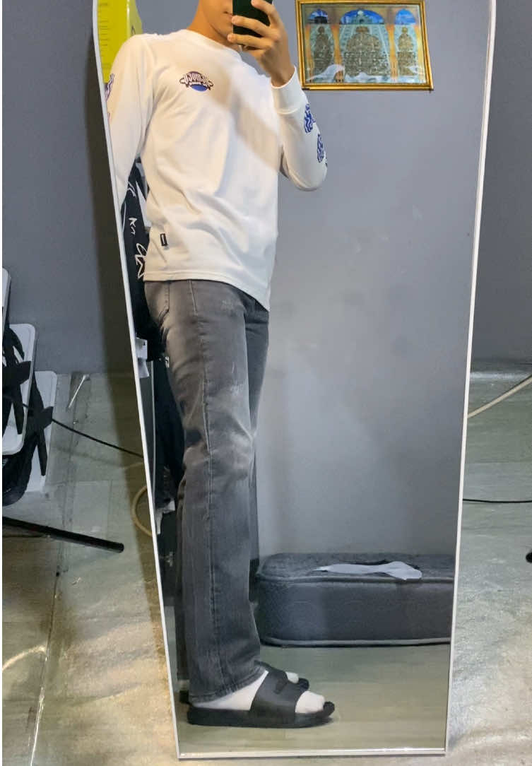 Emang gapernah gagal sih warna light grey  ini🥶#celanadenim #outfitideas #celanamurah #celanajeans #denimjeans 