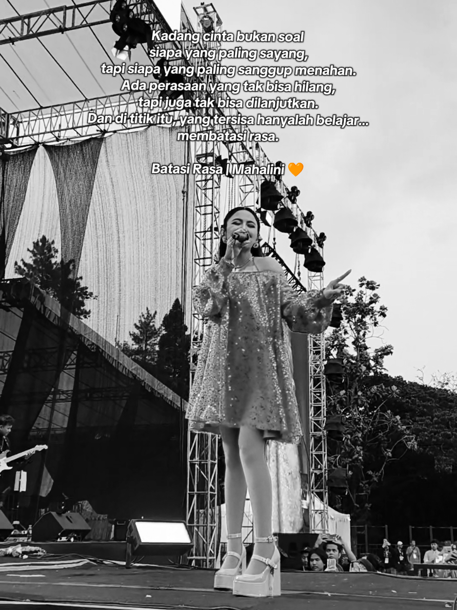 “Ada perasaan yang tak bisa hilang, tapi juga tak bisa dilanjutkan.” Kadang bukan gak cinta, cuma udah terlalu sakit buat diteruskan. “Batasi Rasa” – Mahalini 🥀 Full version rilis bareng album KOMA tanggal 30 Oktober. @Mahalini Raharja  #BatasiRasa #Mahalini #AlbumKoma #BatasiRasaMahalini #MahaliniRaharja 