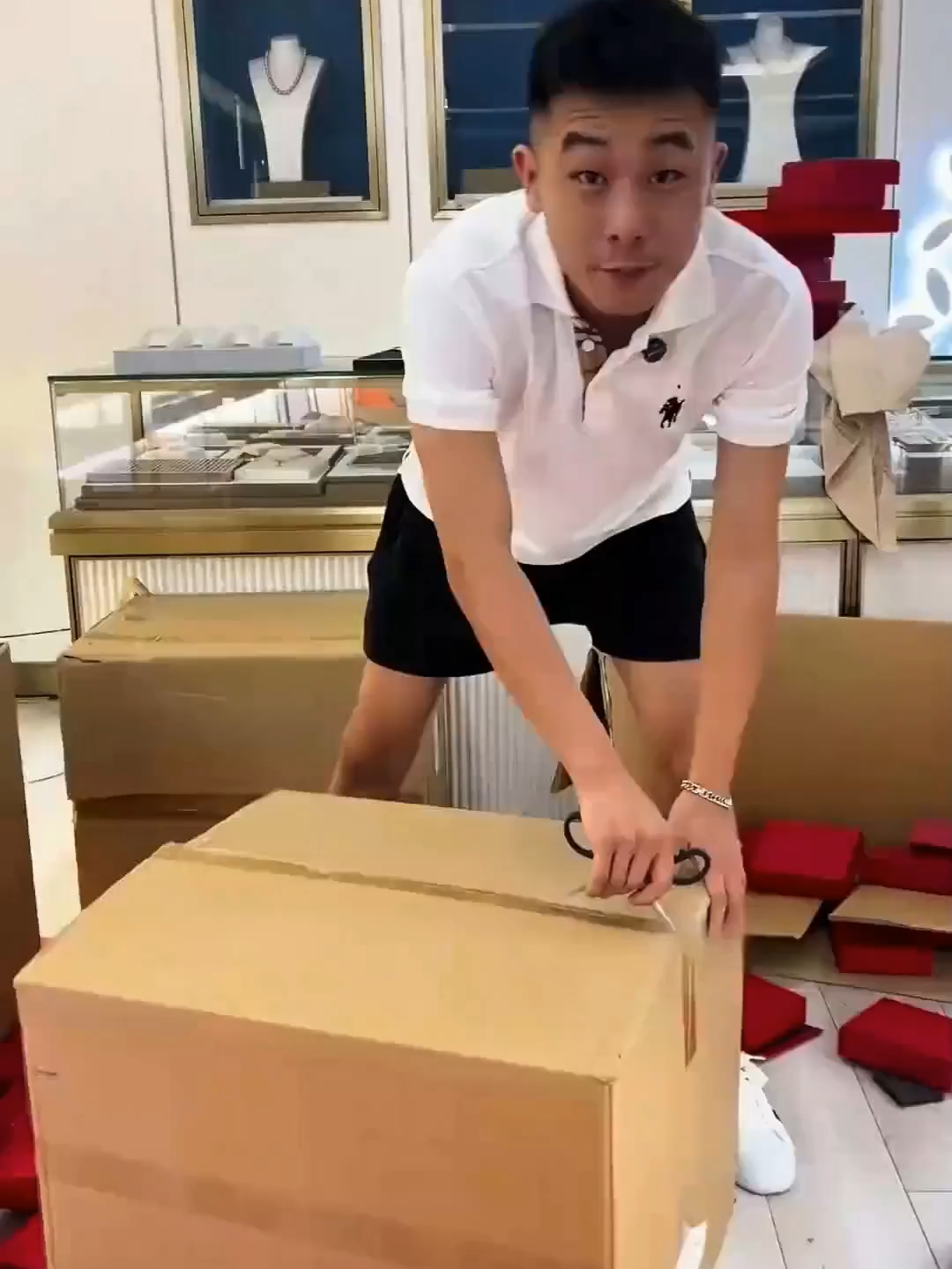 สร้อยคอลูกบลูน้อย สง่างาม เหมาะสำหรับทุกสไตล์ และเป็นสินค้าพิเศษฤดูหนาว - ฝน ค่ะ. เมื่อใส่บนนั้น จะดูเรียบง่ายและสูงคลาส! 🍁🎗️💎