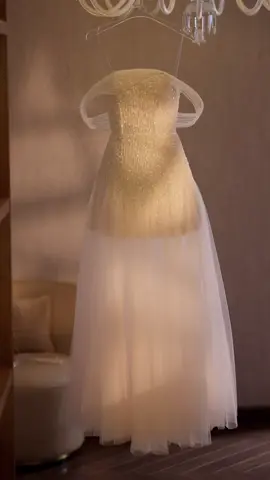 Đầm Zea mang đến vẻ đẹp lộng lẫy tựa nàng thơ, với phần thân corset ôm sát được đính kết tỉ mỉ, tạo nên hiệu ứng lấp lánh tinh tế. Thiết kế trễ vai quyến rũ kết hợp lớp lưới mềm mại rủ dài, vừa duyên dáng vừa hiện đại.