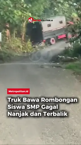 Truk yang membawa rombongan siswa SMP terbalik di Kabupaten Gowa, Sulawesi Selatan (Sulsel).  Dua anak dilaporkan luka setelah truk gagal menanjak dan mundur hingga terguling. Kasat Lantas Polres Gowa AKP M Muaz mengatakan peristiwa terjadi di Dusun Bollangi, Desa Timbuseng, Kecamatan Pattallassang, Jumat (25/10) sekitar pukul 16.00 Wita. Muaz mengatakan dua korban sempat dilarikan ke rumah sakit. Namun, keduanya mengalami luka ringan dan telah diperbolehkan pulang. Kasi Umum Polsek Bontomarannu Bripka Wawan Prasetyo menuturkan truk tersebut mengangkut rombongan siswa dari SMP Wahdah Islamiyah.  Mereka diketahui hendak berwisata ke Rumah Hobbit di kawasan Bollangi 4. #trukrombonganpelajar #trukterguling #kabupatengowa #sulawesiselatan #metropolitanid  