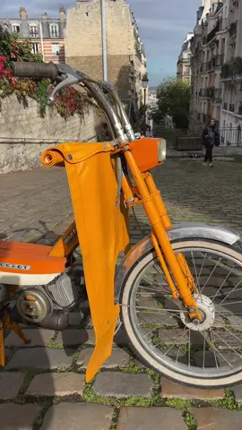 Installation d’un tablier de pluie sur cette Peugeot 102 MS avant d’attaquer sa restaurarion complète 🏵️🇫🇷 #mobylette #moped #motobecane  #peugeot102 #peugeot103 