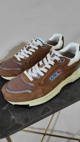 Autry Hyperway. La nueva generación del estilo retro-sport. Diseño ligero, suela con volumen y el inconfundible ADN americano de Autry en clave moderna. Las Hyperway reinterpretan el icono Medalist con una silueta más técnica, pensada para moverse con actitud y confort. Ya disponibles en FRANK Store Ourense, Santiago de Compostela y también online. 🔗 www.frankstore.es Visita nuestras tiendas: 📍 Santiago Store : Montero Ríos 24 📍 Ourense Store : Avenida de Pontevedra 2 📍 Ourense Tailor Store : Santo Domingo 72 #autry #sneakers #zapatillas #sneakershead #sneakersaddicted