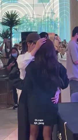 Fay came to support May’s bday  She always pats her head  @Fay_riezz @maywyda  MAY BDAY GIFTS AND WISHES  #MAY28thBirthdayFansign #maywyda #fay_riezz  #glcaps #FayMay