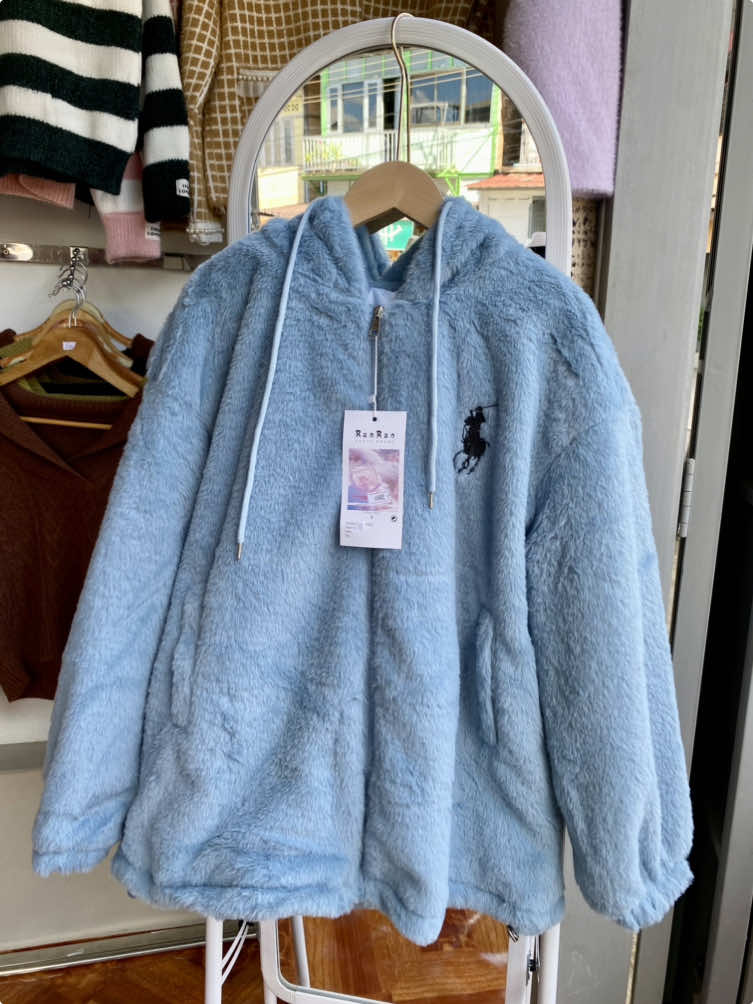 ❄️New Arrival❄️Instock❄️ ယုန်မွှေးZip Hoodie အထူ Quality အမြင့်လိုင်း Polo ချည်ထိုးlogo ပါတာလေး အသစ်ရောက်ပါတယ်ရှင့်🎄🎄ဦးထုပ်ပါတယ်နော် ဒါလေးက အထဲမှာမိုးကာသားလိုင်နာတစ်ထပ်ပါတဲ့ High quality နော် တစ်ထည်တည်းနဲ့နွေးမှနွေး💯 တောင်ကြီးတန်ဆောင်တိုင်ပွဲသွားမယ်ဆို ဒါလေးနဲ့မှနွေးမယ်နော်😍 💙Free size (100-160 lbs ခန့်မှန်း)  ရင် 34-48” အထိရ  💙5 Colors 💙Price - တစ်ထည် 42,500 Kyats  📌လက်ကားစျေး - cb  ✨အပြင်ပုံတွေအနောက်မှာနော✨ 💙လားရှိုးမြို့တွင်း အိမ်ရောက်ငွေချေရပါတယ် အခြားမြို့များ ငွေလွှဲဝင်ပြီး ဂိတ်တင်/ Royal Express နဲ့ အိမ်အရောကပို့ပေးပါတယ်ရှင့် 💙ဆိုင်လာယူချင်လည်းရပါတယ်နော် ☎️ 09458561918  🏠 လိပ်စာ - ရပ်ကွက်(၃) ၊ ဗလီရှေ့တည့်တည့် Condo (၃)လွှာ ၊ လားရှိုးမြို့ ။  #MiaFashionShop #Fashion #Clothing #Lashio #fyp 