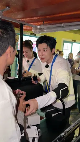 Nước Hoa Hai @Trấn Thành tặng cho Công Chúa thơm phức í ha 🥰 mà sao ngày cuối bùn vữ vậy nè chời 😞 xúc động quá 🥺 #QuangTuan #ngoquangtuan #runningmanvietnammua3 #runningmanvietnam #chayngaydi 
