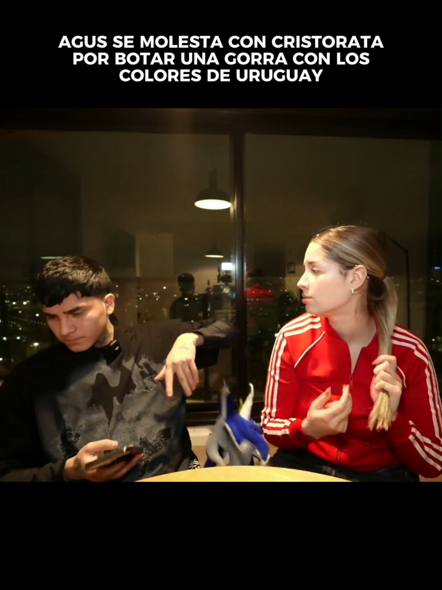 Agus Padilla se molestó porque Cristorata tiró una gorra con los colores de Uruguay.  @agus.padillaa @cristorata7  . #Cristorat #Amigos #Uruguay #Respeto