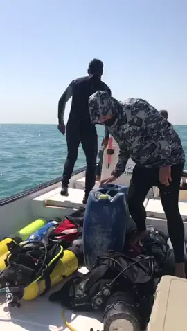 فرقُ البحثِ الأهلية، بمشاركة عددٍ من الغواصين المتطوعين، تواصل جهودها في البحث عن المفقود عبدالله في منطقة الحادث، في مشهدٍ يجسّد روحَ التكافل والتعاون الإنساني.