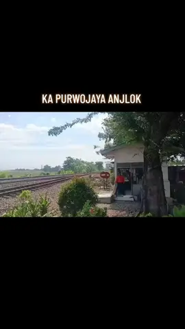 Info Lintas Daop 1 JAK KA 58F (Purwojaya GMR-KYA) Anjlog 2 Kereta 1. Hari/Tgl : Sabtu, 25 Oktober 2025 2. Waktu  : 14.14 WIB 3. Lokasi : Emplasemen Stasiun Kedunggedeh  4. Uraian : Terima Laporan dari Masinis 58F bahwa KA -nya Anjlog 2 kereta dari belakang #keretaapiindonesia #railway #keretaapi #kapurwojaya 