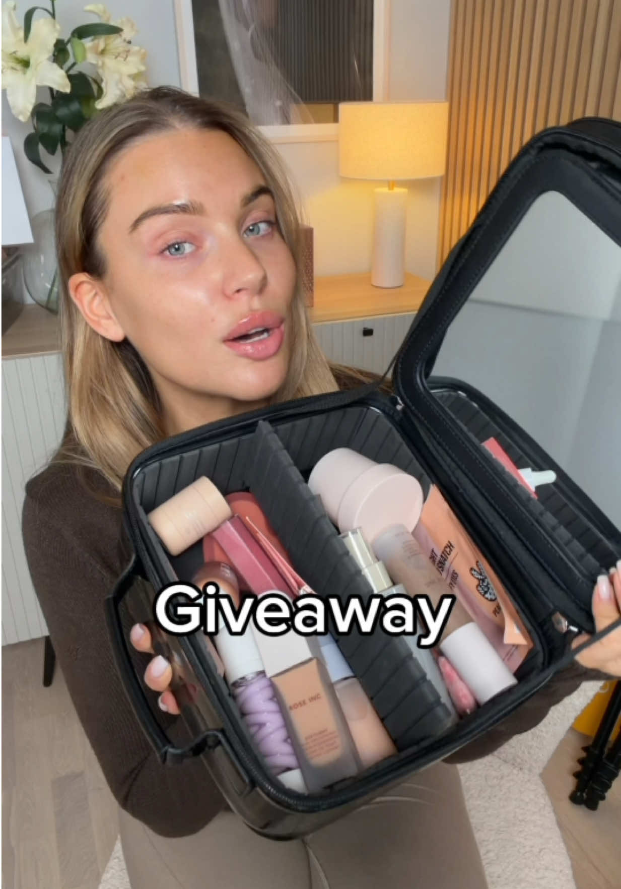 Tävling! Vinn en Huda beauty necessär fylld med smink och hudvård från bl.a. fenty, rosé inc, pai m.fl. Regler: - följ mig - likea och spara - tagga en vän Vinnare väljs ut slumpmässigt 1/11. Lycka till! Denna tävling/giveaway är inte sponsrad, stödd eller administrerad av TikTok. Vinnaren kontaktas via DM från detta konto. Vinnaren ansvarar själv för eventuell vinstskatt enligt Skatteverkets regler. Genom att delta godkänner du tävlingsvillkoren och att ditt namn kan komma att delas i samband med presentation av vinnare.