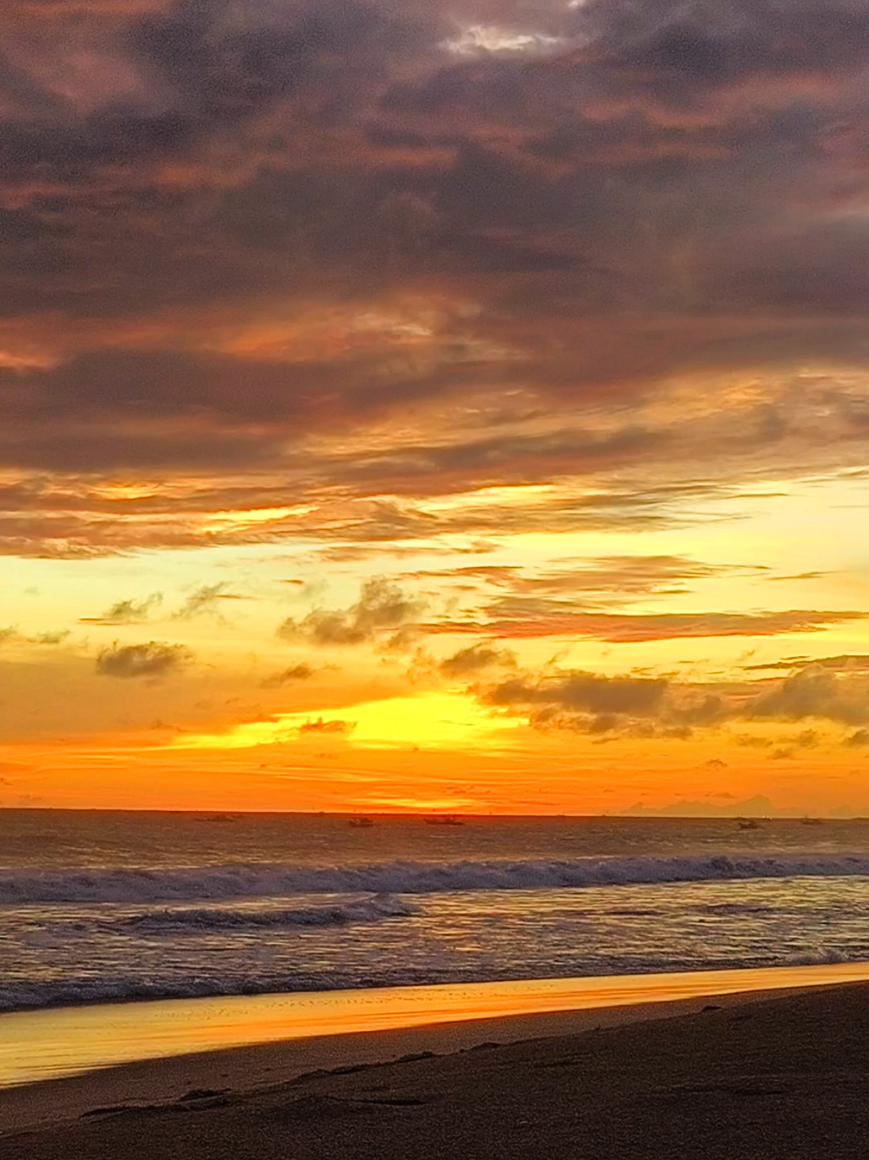 Moment yang tak pernah terlupakan, ketika aku duduk sendiri disana membawa semua luka itu dan menenggelamkan nya bersama senja yang begitu indah ❤‍🩹 #masyaallahtabarakkallah #senja #akudansenja 
