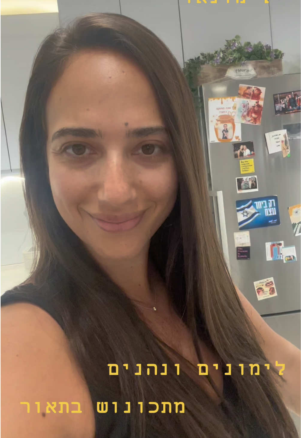 ‎הנה  מתכון Hormonal Method קלאסי, מאוזן, עם טוויסט רענן של לימון מהעץ — ‎“לימונז’ – דגים אפויים באיזון הורמונלי מושלם” 🍋🐟 שמרי את הסרטון כדי לקבל עוד מתכונים בשיטה ❤️ ‎💚 רכיבים: ‎	•	2  דגים טריים (דניס, לברק או מוסר) ‎	•	2 כפות שמן זית כתית מעולה ‎	•	מיץ מלימון טרי מהעץ (בערך חצי לימון) ‎	•	3 שיני שום כתושות ‎	•	תיבול טבעי לפי השיטה:  רוזמרין או טימין ‎	•	מלח ופלפל שחור גרוס לפי הטעם ‎	•	פרוסות לימון לקישוט ‎	•	(אופציונלי) חופן פטרוזיליה או כוסברה קצוצה מעל ⸻ ‎🍋 הוראות הכנה: ‎	1.	חימום התנור: לחמם מראש ל־190 מעלות. ‎	2.	תיבול: להניח את הדגים בתבנית אפייה מרופדת בנייר אפייה. ‎לטפטף מעל שמן זית, למרוח היטב מכל צד. ‎להוסיף שום, תבלינים, מלח ופלפל. ‎	3.	נגיעה הורמונלית: לסחוט מעל הדגים מיץ לימון טרי – הוא תורם לאיזון האינסולין ולניקוי עדין של הכבד. ‎	4.	אפייה: לאפות 18–20 דקות בלבד, עד שהדג רך ומתפרק במזלג. ‎	5.	הגשה: להוסיף מעל פרוסות לימון טרי ועלים ירוקים. ⸻ ‎💫 הסבר הורמונלי: ‎	•	השמן זית תומך באיזון הורמון הלפטין (תחושת שובע). ‎	•	הלימון הטרי תומך בכבד ומסייע לפינוי עודפי אסטרוגן. ‎	•	השום אנטי־דלקתי ותומך במערכת החיסון. ‎	•	הדג – חלבון רזה ואומגה 3, מסייע לאיזון קורטיזול ולהפחתת שומן בטני. ⸻ ‎🥗 טיפ: ‎שלבי לצד הדג סלט ירוק גדול עם עלים, אבוקדו, וחופן קינואה או עדשים – ‎לאיזון מושלם בין חלבון, שומן ופחמימה. יאמי מאמי!! 