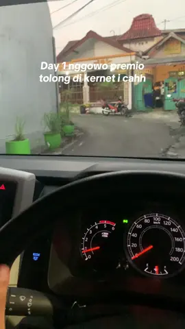 Tuoloongg nemen cah, timbang ngecatno larang #malang #fypシ #hiacepremio #rentalmobilmalang #sewamobilmurah 