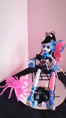 Partenariat avec la marque @mattel  et la plateforme @influenster   On dit que les monstres font peur… moi, j’ai toujours pensé qu’ils étaient juste incompris 👁️✨ Dans le monde de Monster High, chaque créature a son histoire, ses cicatrices, ses éclats. Aucune ne cherche à se fondre dans la norme. Elles brillent, même dans l’obscurité. ⚡ Frankie Stein, avec ses coutures et son énergie électrique, me rappelle que la vraie beauté, c’est celle qu’on ose montrer, celle qui ne rentre pas dans les cases, celle qui raconte une histoire. 💚 Alors en cette saison d’Halloween, j’ai envie de célébrer toutes les âmes un peu différentes, celles qui rient plus fort, rêvent plus grand, ou marchent un peu à contre-courant. Parce que c’est là que la magie opère. 💫 🖤 Et toi, quelle est ta singularité, ton petit “truc” qui te rend unique ? Dis-le-moi en 💬, je veux voir briller ton côté monstrueusement merveilleux 🌙 #SpookySeason #monster  #frankiestein  #influenster #halloweenseason 