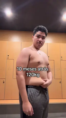 Aceitar ser obeso é uma escolha, e é um sinal de fraqueza! Pois quem escolhe continuar assim, não é assim por amar o corpo e acreditar que esse corpo atual é o corpo ideal para ele(a), aceita simplesmente por que se sente incapaz e se conforma viver assim ou tem muita preguiça de sair da zona de conforto para poder enfrentar uma luta tão grande que é a de sair da obesidade. Não me conformei com quem eu era, me sentia incapaz, mas mesmo assim me dei uma chance de sair do fundo do poço em que estava para viver minha vida fora da escuridão. Obesidade não trás só um corpo gordo e problemas de saúde física, acarreta muita coisa além… #emagrecimento #exgordo #GlowUp #obesidade #ginasio 