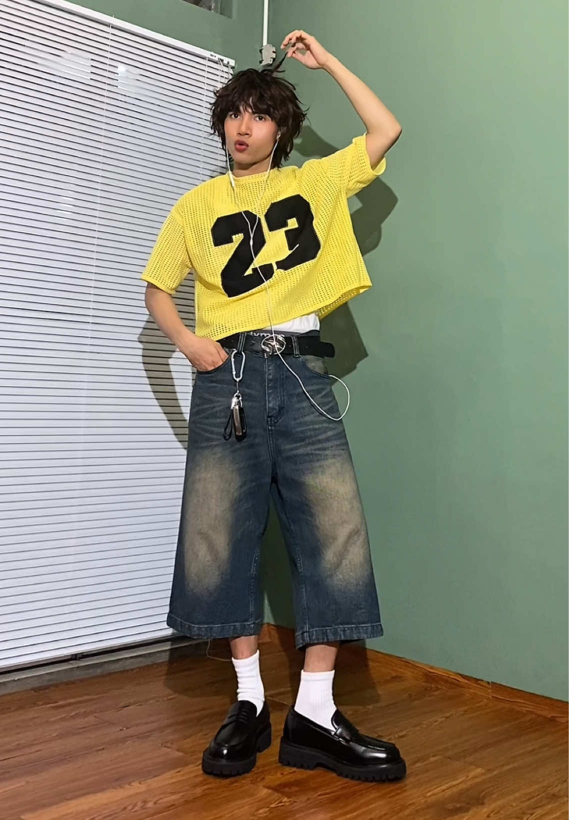 outfit anak pesantren pas disuruh dress well, jangan lupa wired earphones adalah kunci #outfit #streetwear #fashion #skena #kalcer 