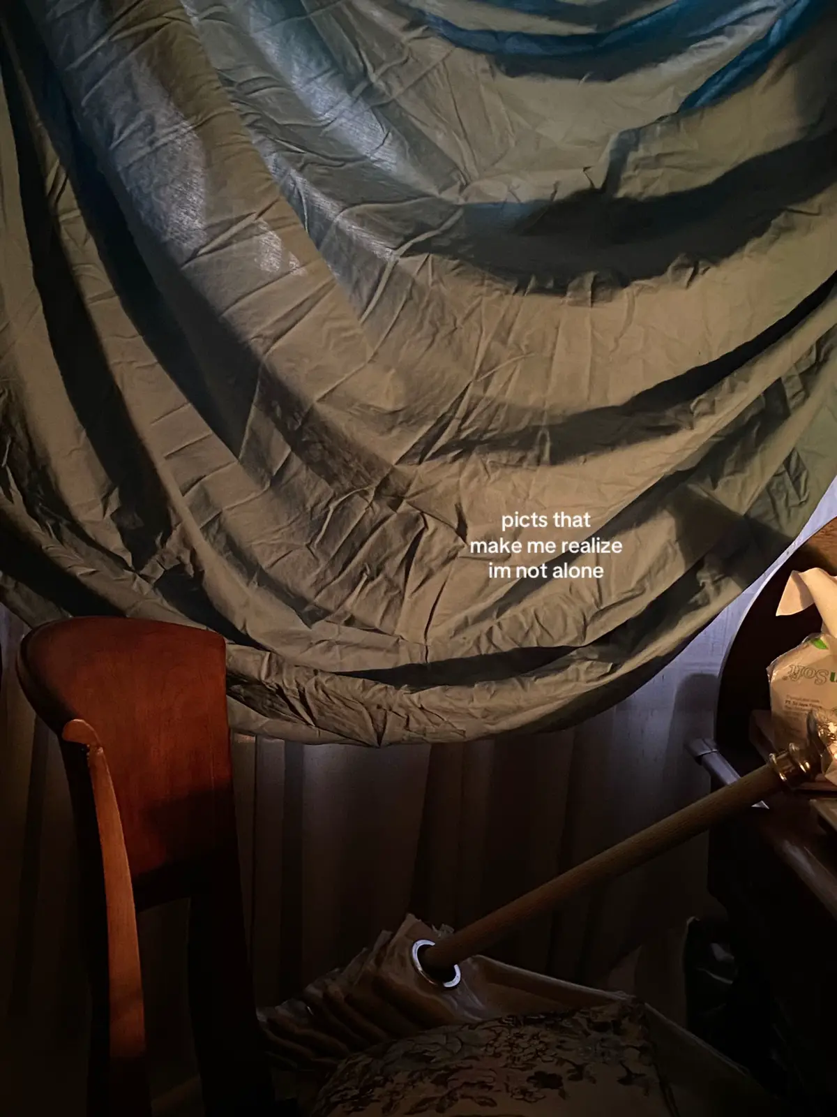 mama sesekali mengajakku ke pasar, tugasku simple, hanya membawa semua belanjaan dan menjawab ketika ditanya “kamu mau beli apa lagi buat masak?” mama sukanya keliling melihat satu dan lain hal, pantang berhenti sebelum ada buah segar atau sayuran yang menggiurkan, sementara aku merepotinya dengan “sebentar ma, mau foto dulu” setiap kali melihat sesuatu yang busuk, tergeletak, dan terinjak. di pasar, beberapa yang cantik berakhir dikerubungi lalat dan hanya menjadi pajangan, yang jelek tersisihkan dan terinjak. oh sayangnya, mereka tidak bisa melawan. oh sayangnya lagi, mereka tidak bisa lompat dan terjun ke tenggorokan manusia.  hal yang kuterka-terka akan tetap ada di pasar jika manusia diberhentikan dan digantikan oleh seluruh sayuran, ikan, tempe, dan buah adalah ramainya. mungkin, isak tangisnya akan jauh lebih nyaring—karena pasar adalah panggung seleksi paling nyata.