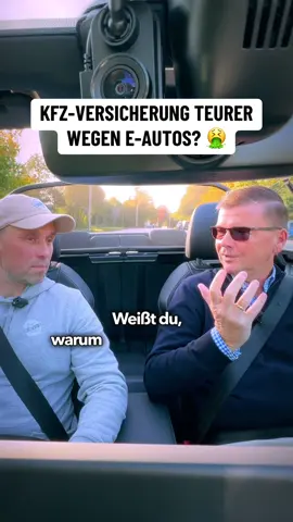 🪫 Elektroauto schuld weil Prämien für Verbrenner steigen? Die Beitragswelle rollt durch den Briefkasten und legt offen, wie stark die Kosten gestiegen sind. Hohe Teilepreise bei Akkus und Leistungselektronik, zusätzliche Sicherheitsprozeduren nach Unfällen und mehr Tausch statt Reparatur erhöhen die Schadenssummen. Versicherer verteilen diese Mehrkosten auf den Gesamtmarkt. Dadurch wird die Police für Verbrenner spürbar teurer, obwohl am Fahrzeug und am Fahrprofil oft nichts geändert wurde. Dieses Video setzt genau dort an und erklärt, warum die Quersubvention über den Beitrag funktioniert und weshalb der Effekt jetzt für viele sichtbar wird. Kommentare: Gerne konkrete Beispiele aus Flotten und Privatverträgen. Vorjahresbeitrag, aktueller Beitrag, SF-Klasse, Selbstbehalt, Stundensätze. #EAuto #Elektroauto #KFZVersicherzbg #Verbrenner 