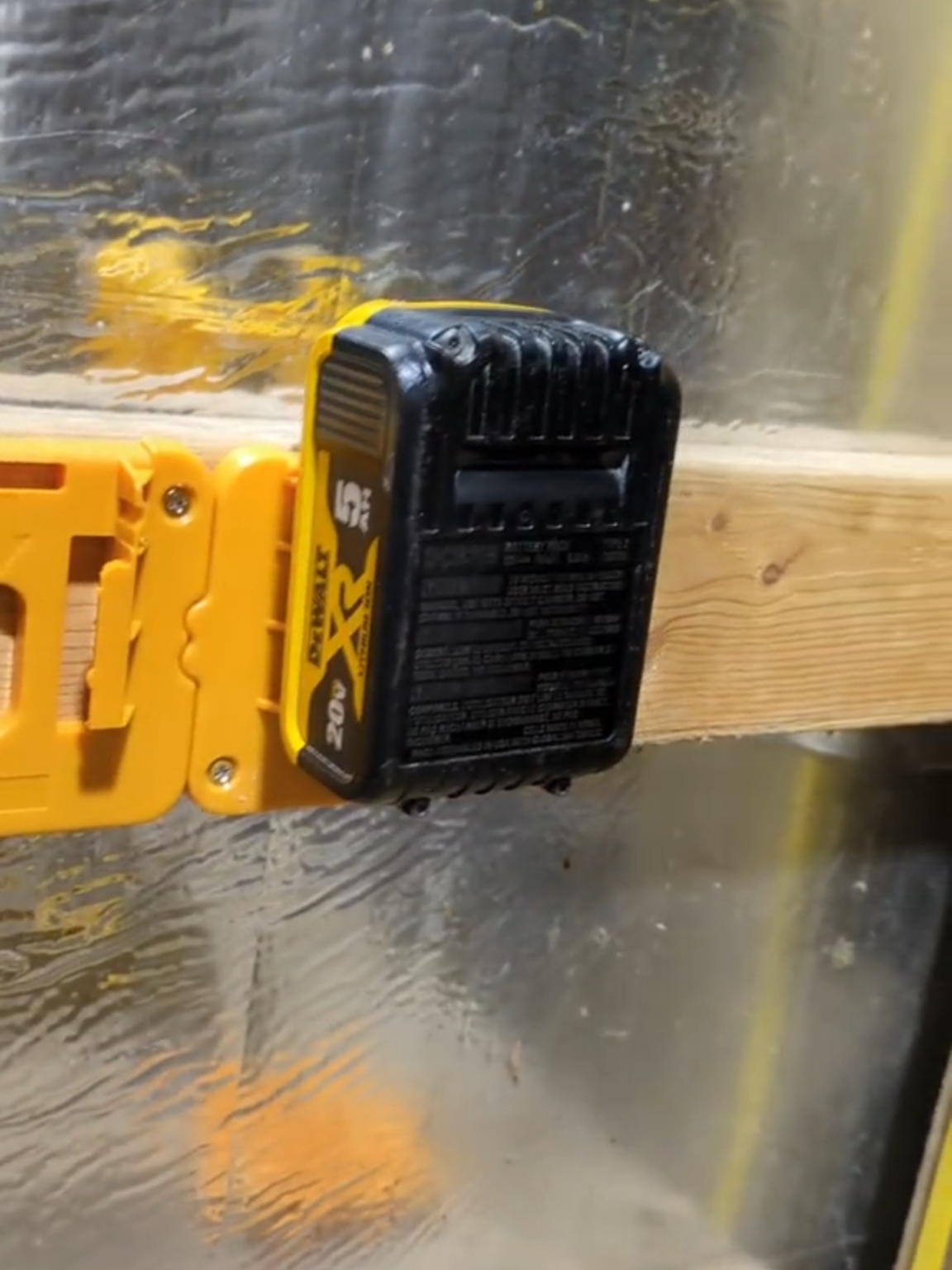 Soporte de batería Milwaukee Dewalt muy útil#carpenter #plumber #tiktokshop #bluecollar #diyer #tool #drywaller #sparky #tiler #electricianlife #milwaukeetools #dewalttools #TikTokShopBlackFriday #TikTokShopCyberMonday