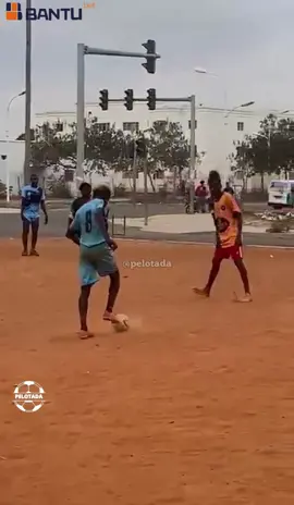 Skills 🔥 #skills #football #dribles #futebol #streetfotball 
