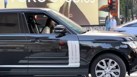 Cô gái quyến rũ làm sao, lại còn lái chiếc Range Rover lớn. Không phải Range Rover cũ, mà là chị đã phất sớm. Ôm em vào lòng, chinh phục thiên hạ! #mixchangzhou #LandRoverRangeRover 