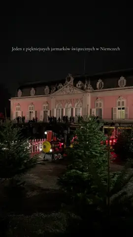 Jesteśmy tam co roku. 🫶🏻 i zawsze robi na nas wrażenie. #zamek #schlossbenrath #niemcy #jarmarkbozonarodzeniowy #świętabożegonarodzenia 