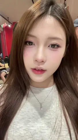 son bóng còn có nhũ thứ gì chịu nổi~ @mì cay #fyp #liftergloss #HợpTácCùngMaybelline 