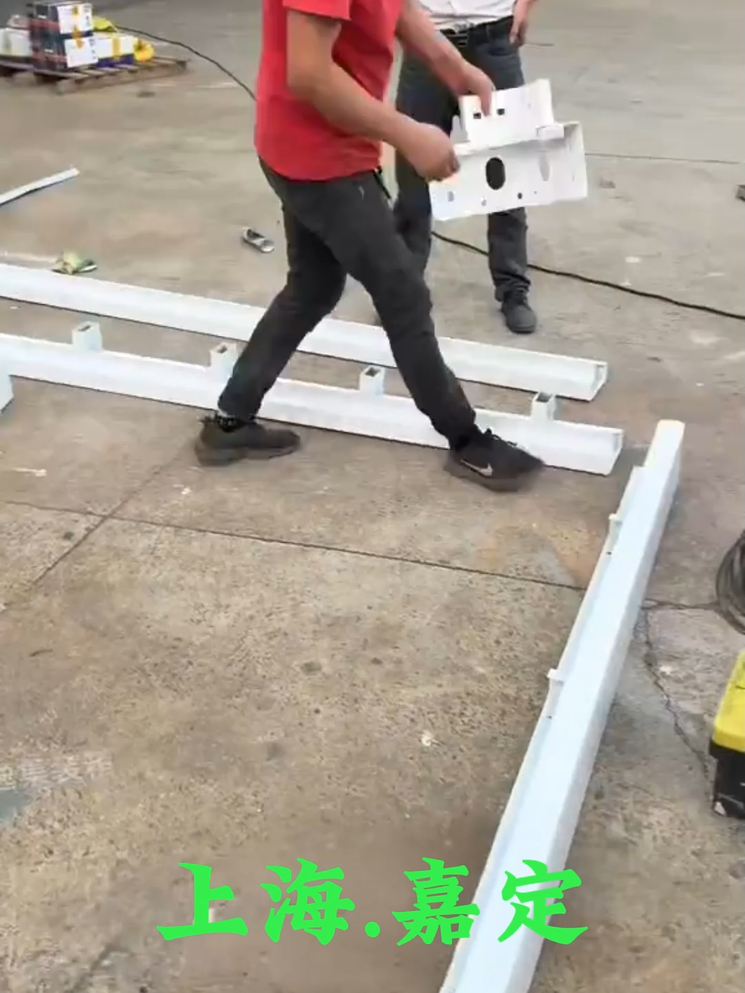 Hello everyone, we are a Chinese container factory. Today, we are releasing a video tutorial on installing a 3×3×2.8-sized container by oneself. 大家好，我们是中国集装箱工厂，今天出一期3×3×2.8尺寸集装箱一个人安装视频教学
