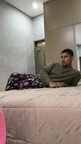 Makin demen banget ni nyatok di kamar gue apalagi ada Matrix Hair Oil yang bikin rambut kering jadi super soft and shiny all day @Matrix Indonesia  #FoodForSoft #MatrixID #MatrixHaircare #RealFoodForHair #NewArrivalDay 