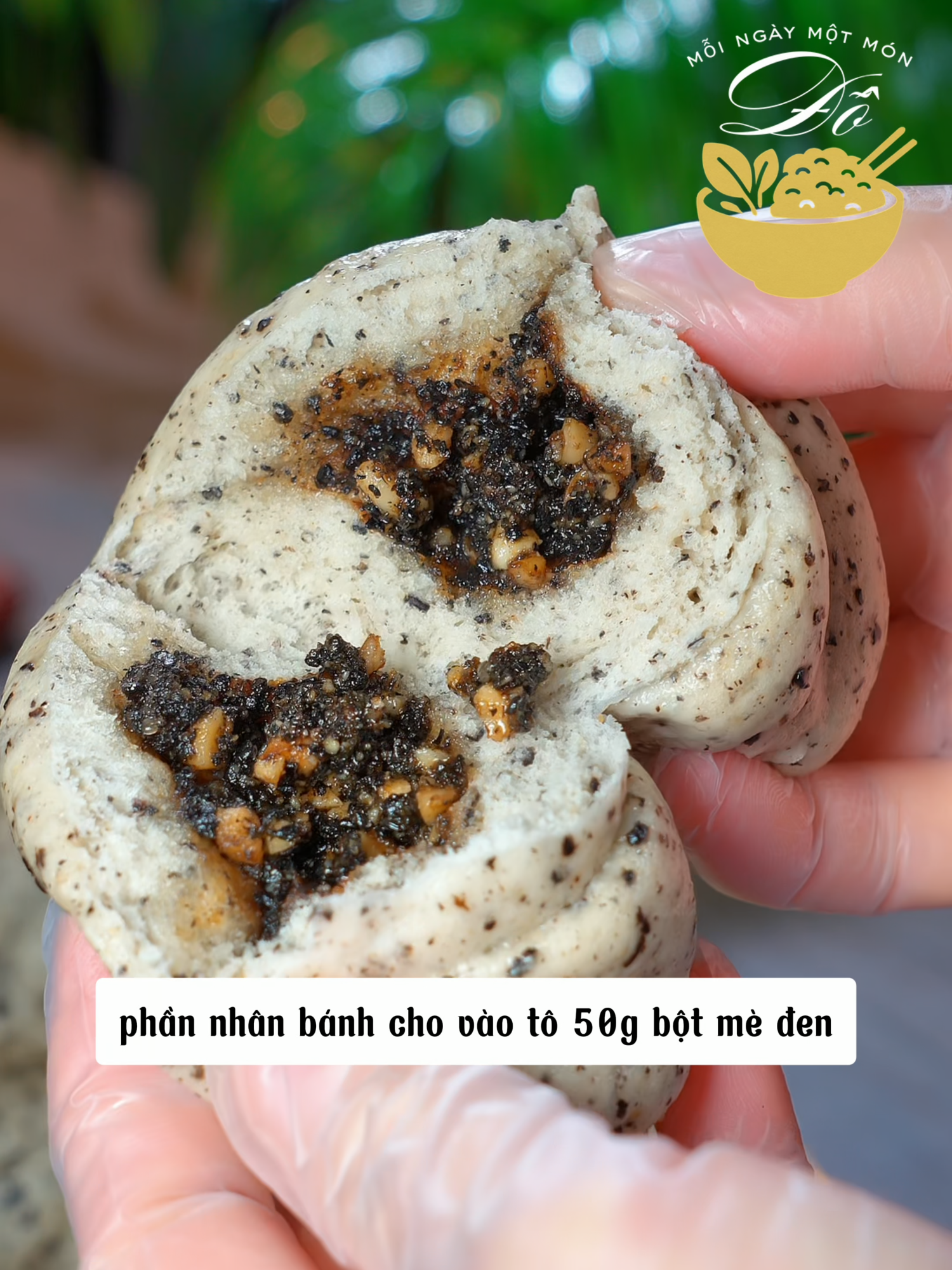 🥣 Nhiều người không biết rằng hạt mè đen chứa rất nhiều dưỡng chất tốt cho sức khỏe! Hôm nay mình chia sẻ món bánh bao nhân mè đen. Thơm bùi, mềm mịn, béo nhẹ – vừa ngon vừa bổ dưỡng! 😋 #ĐỗMỗiNgàyMộtMón #BánhBaoMèĐen #MónNgonBổDưỡng #ẨmThựcGiaĐình #BữaSángHealthy