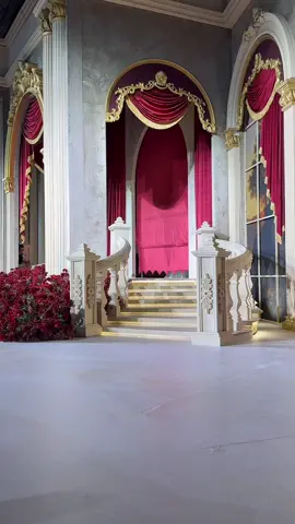 ⁨	⁨	دايما بقول عرايسي غير ♥️ جميلتنا الشيخة لولوه آل ثاني  Watching this video on repeat and can’t get enough ♥️ هدوء دخلتها القاعه وياريت نقدر نشاركم جمال ابتسامتها الي كلها ثقه ونعومه 🙏🏼 بكل معنى الكلمه طلة اميرة من اول ما فتحت الستارة لنزلة الدرج ومشيتها قدام الحضور. Just wow جدا مخطوطه بمعرفتكم ومشاركتكم هاليوم 🙏🏼 . . . #qatar #royalwedding #عروس #زفة_عروس #ااتيكيت_العروس 