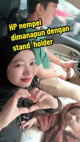 Hiburan buat yang nyetir biar gak ngantuk, tetap bisa velocity dalam perjalanan kendaraan pun berkat stand holder ini HP bisa ditempel dimanapun mudah & praktis. Barangnya ada di keranjang kuning ya #celotehmomomedgar #standholder #tempelanhp #tongsistripod 