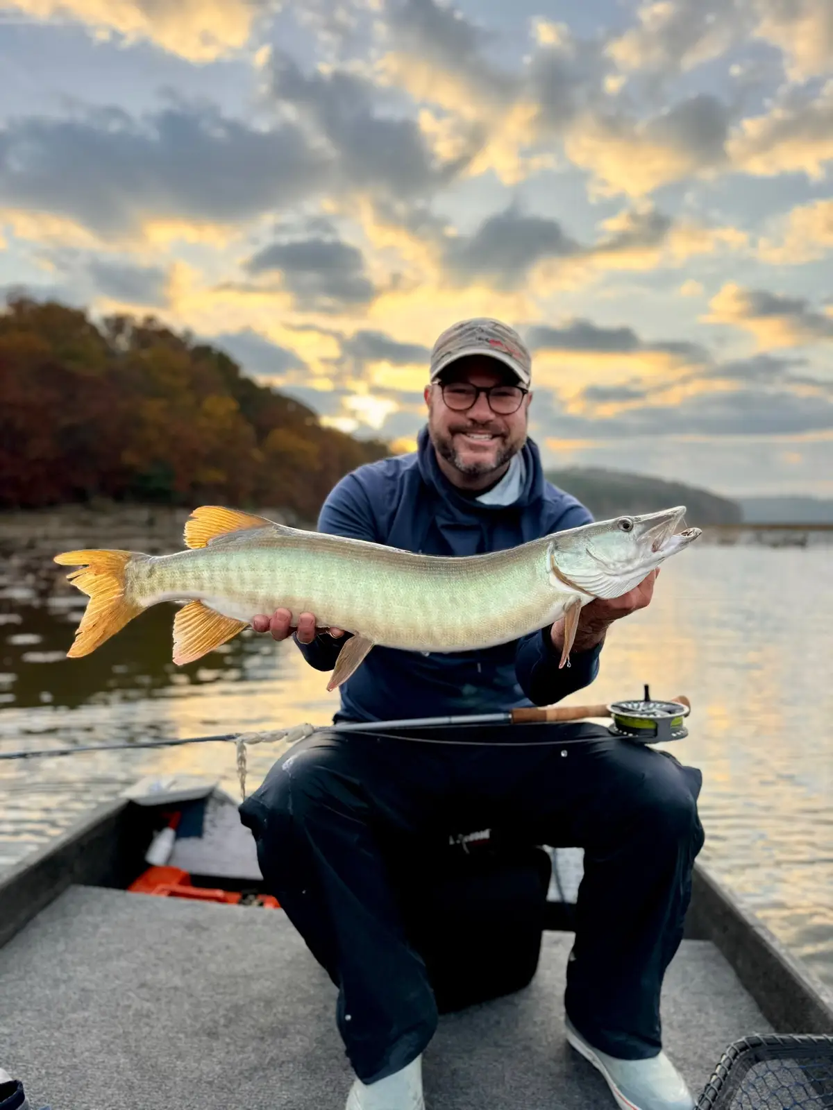 Fly fishing for Muskie in the fall means big flies, long casts, and cold fingers — but moments like this make it all worth it. What’s your go-to fall fly color when targeting predators like these? 👇 If you ask nicely, I’ll tell you mine!