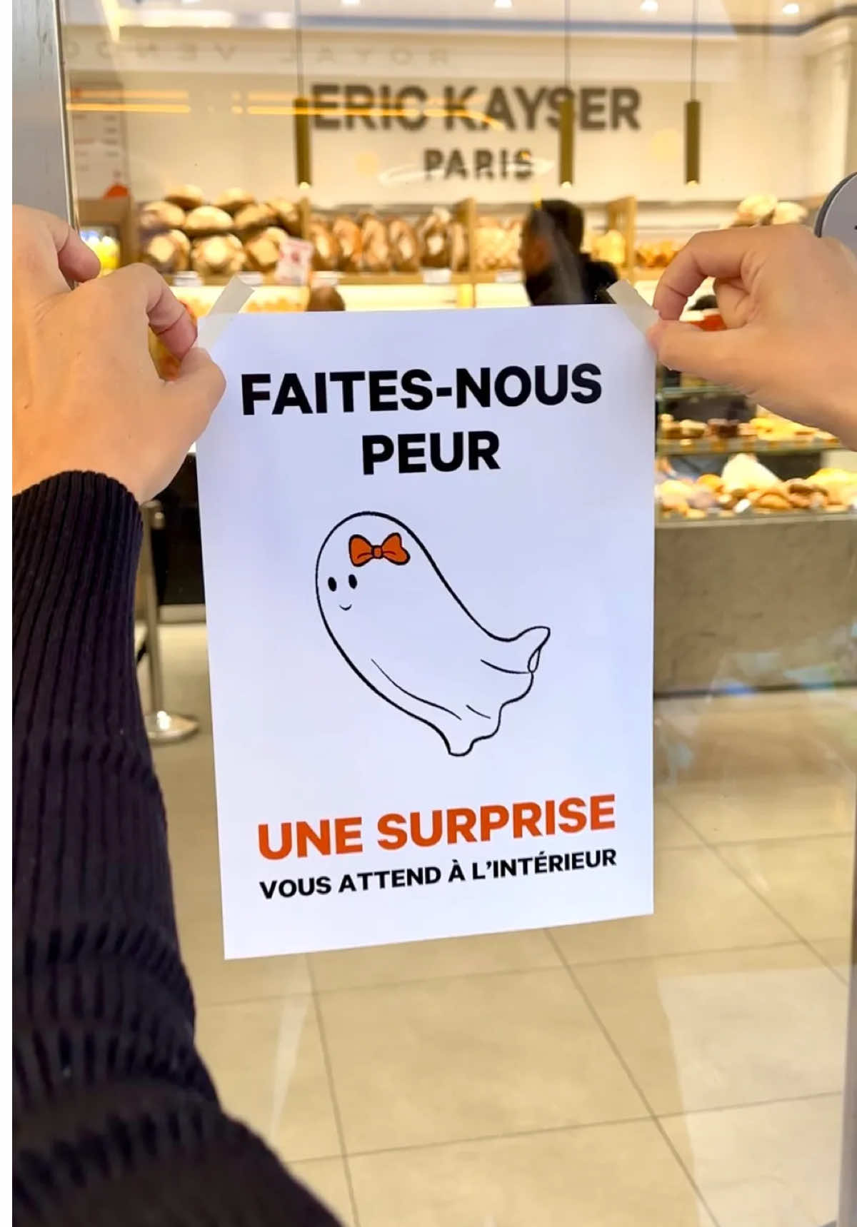 Faites-nous peur, une surprise vous attend à l’intérieur… 👻  Derrière l’affiche mystère se cachait notre Chou Fantôme d’Halloween ! Un chou garni d’une crème pâtissière à la vanille, recouvert d’une cape de pâte à sucre, aussi mignon qu’effrayant ✨ 🎃 Disponible du 24 octobre au 2 novembre dans nos boulangeries. - Scary stuff, a surprise awaits you inside... 👻 Behind the mystery poster was our Halloween Ghost Cabbage! A cabbage filled with vanilla pastry cream, covered with a cape of sugar paste, as cute as it is scary ✨ 🎃 Available from October 24 to November 2 in our bakeries. #halloween #fantôme #boulangerie #maisonkayser #trickortreats 