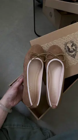 qua thu đông rồi, bạn nào đang cần tìm mấy đôi búp bê da lộn mang vừa ấm vừa dễ phối đồ. Thì nè, đôi này xứng đáng lọt top lựa chọn “ siêu tốt trong tầm giá’ luôn nha ❤️ ##giayxinh##giaydep##giaybupbe##giaynu##review