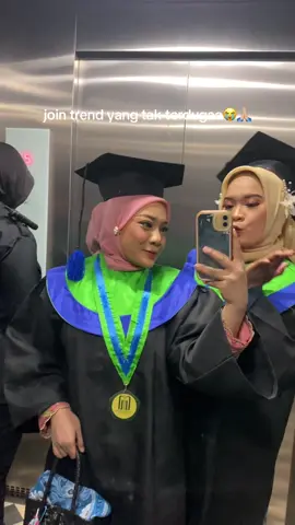 mon maap pemirsa,join trend yang tak terduga gegara hectic telat masuk ruangan eh tiba-tiba bareng naik bersama beliau-beliau😭🙏🏼 #wisuda #wisudauinsatutulungagung #uinsayyidalirahmatullahtulungagung #trendwisuda #fyp 